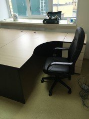 Офисный стол и компьютерное кресло